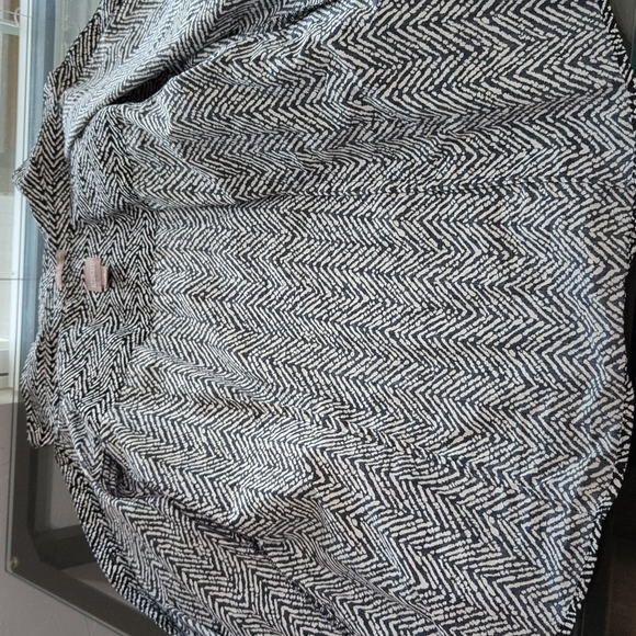 CHICO'S WRINKLE RESISTANT Zigzag Print Button up Top Size 2 - Picture 6 of 10